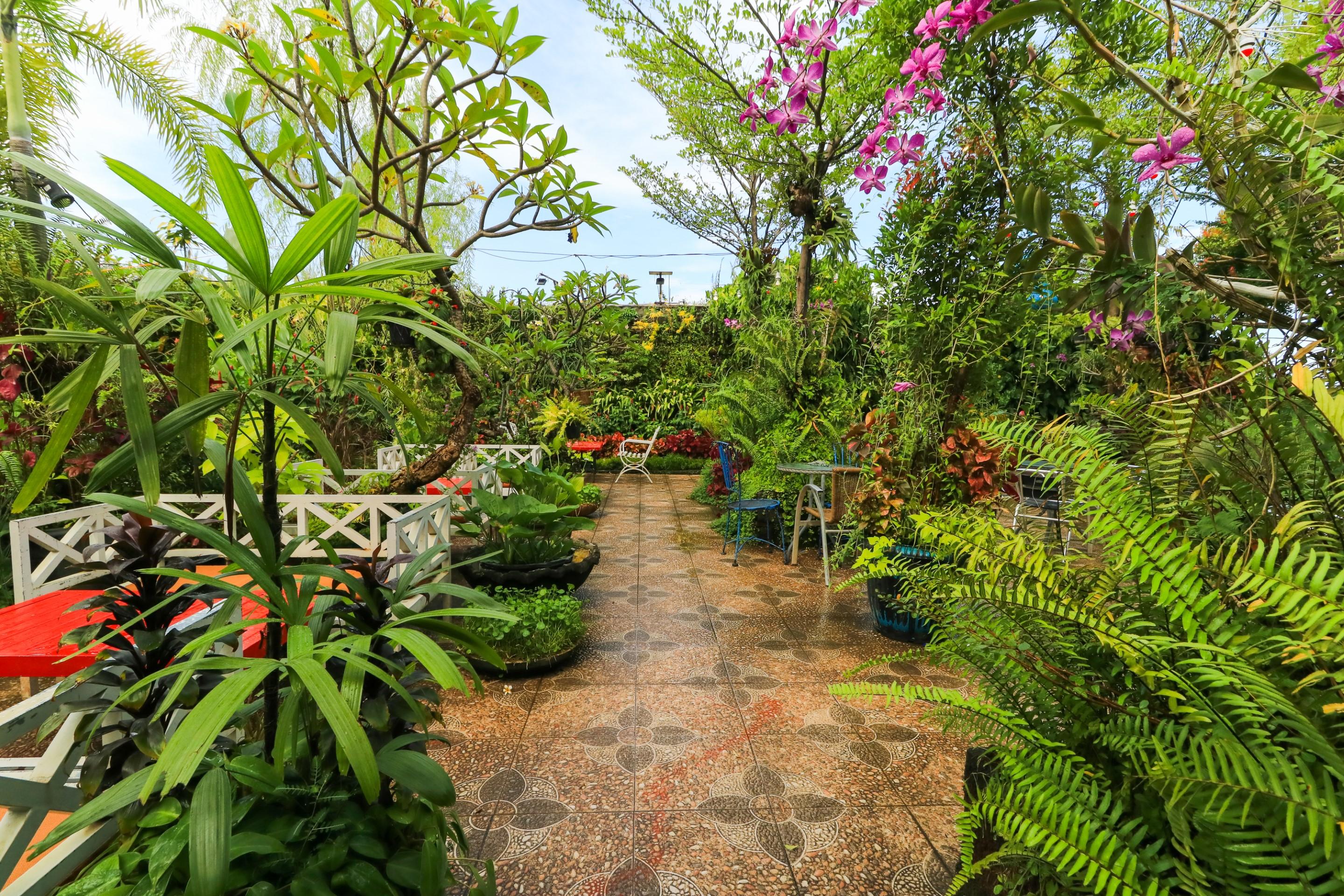 Labuana Homestay & Cafe Garden Makassar Esterno foto